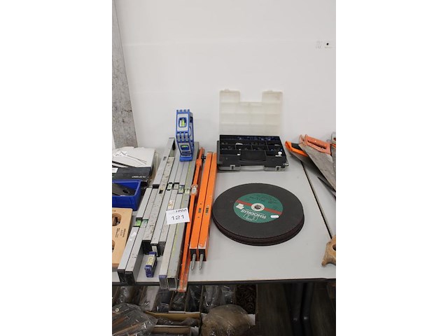 Klusproducten w.o. waterpassen, doorslijpschijven en rij. - afbeelding 2 van  3