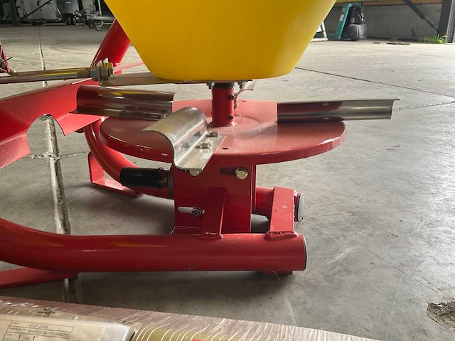 Knegt ms300 kunstmeststrooier / zoutstrooier - afbeelding 4 van  5