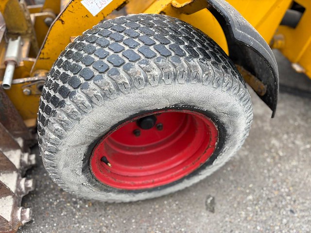 Knikmops - 2011 - 90 - shovel - afbeelding 4 van  24