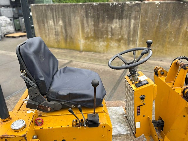 Knikmops - 2011 - 90 - shovel - afbeelding 9 van  24