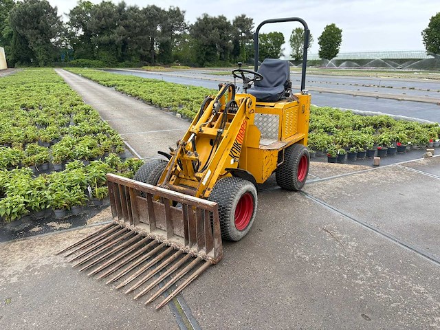 Knikmops - 2011 - 90 - shovel - afbeelding 1 van  24