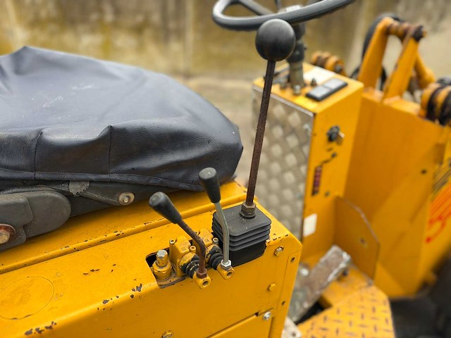 Knikmops - 2011 - 90 - shovel - afbeelding 13 van  24