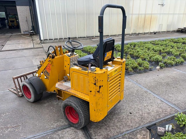 Knikmops - 2011 - 90 - shovel - afbeelding 19 van  24