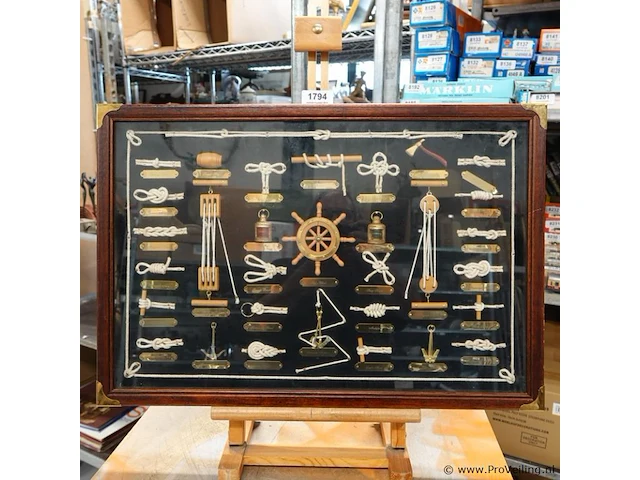 Knopenbord (ook wel een zeemansknopenvitrine of shadow box genoemd) achter glas in een houten lijst - afbeelding 1 van  7