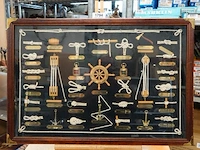 Knopenbord (ook wel een zeemansknopenvitrine of shadow box genoemd) achter glas in een houten lijst
