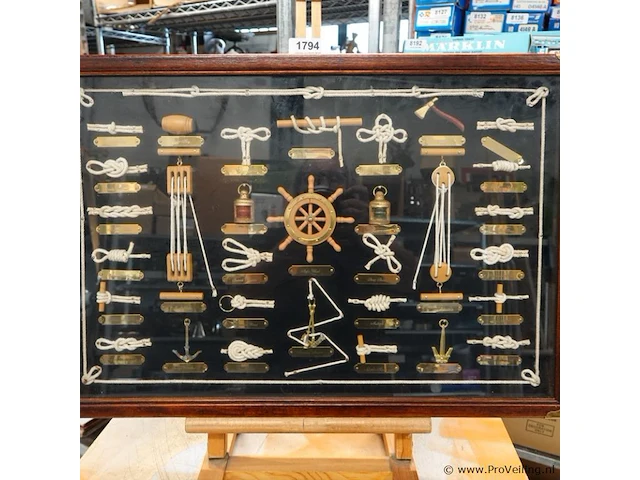 Knopenbord (ook wel een zeemansknopenvitrine of shadow box genoemd) achter glas in een houten lijst - afbeelding 2 van  7