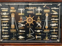 Knopenbord (ook wel een zeemansknopenvitrine of shadow box genoemd) achter glas in een houten lijst - afbeelding 2 van  7