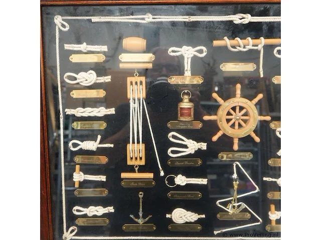 Knopenbord (ook wel een zeemansknopenvitrine of shadow box genoemd) achter glas in een houten lijst - afbeelding 3 van  7