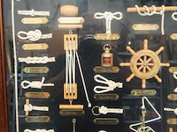 Knopenbord (ook wel een zeemansknopenvitrine of shadow box genoemd) achter glas in een houten lijst - afbeelding 3 van  7