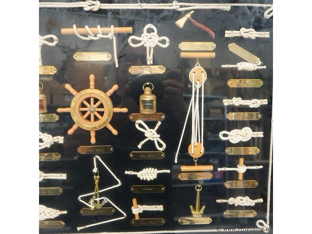 Knopenbord (ook wel een zeemansknopenvitrine of shadow box genoemd) achter glas in een houten lijst - afbeelding 4 van  7