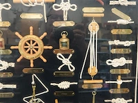 Knopenbord (ook wel een zeemansknopenvitrine of shadow box genoemd) achter glas in een houten lijst - afbeelding 4 van  7