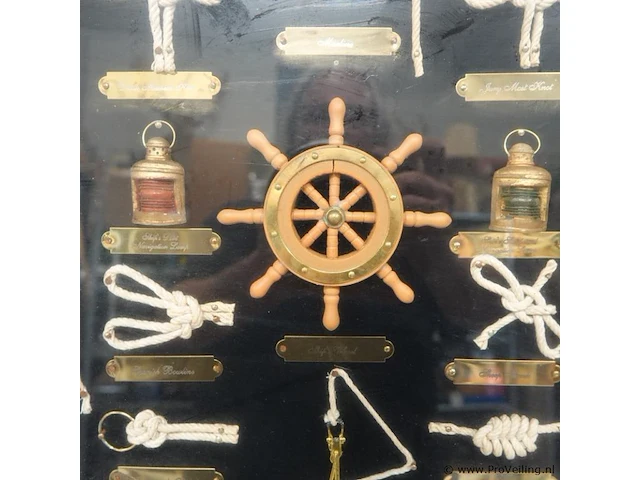 Knopenbord (ook wel een zeemansknopenvitrine of shadow box genoemd) achter glas in een houten lijst - afbeelding 5 van  7
