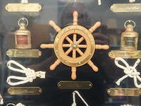 Knopenbord (ook wel een zeemansknopenvitrine of shadow box genoemd) achter glas in een houten lijst - afbeelding 5 van  7