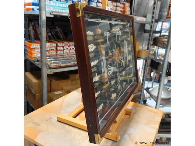 Knopenbord (ook wel een zeemansknopenvitrine of shadow box genoemd) achter glas in een houten lijst - afbeelding 6 van  7