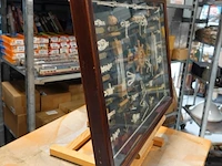Knopenbord (ook wel een zeemansknopenvitrine of shadow box genoemd) achter glas in een houten lijst - afbeelding 6 van  7