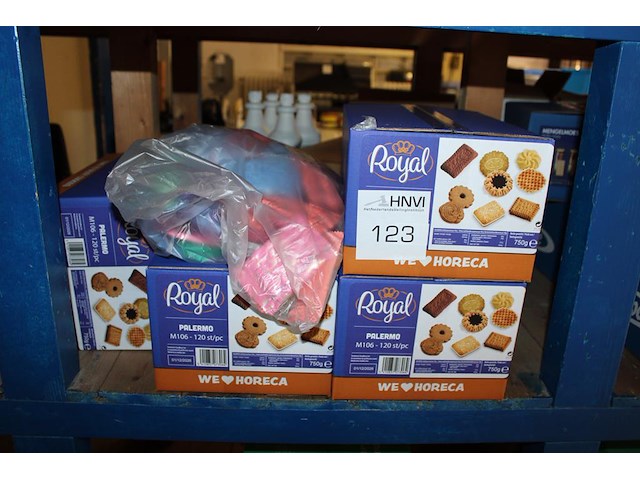 Koekjes royal in 4 dozen. 480 stuks. tht 12-2026. - afbeelding 1 van  2