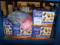 Koekjes royal in 4 dozen. 480 stuks. tht 12-2026. - afbeelding 1 van  2