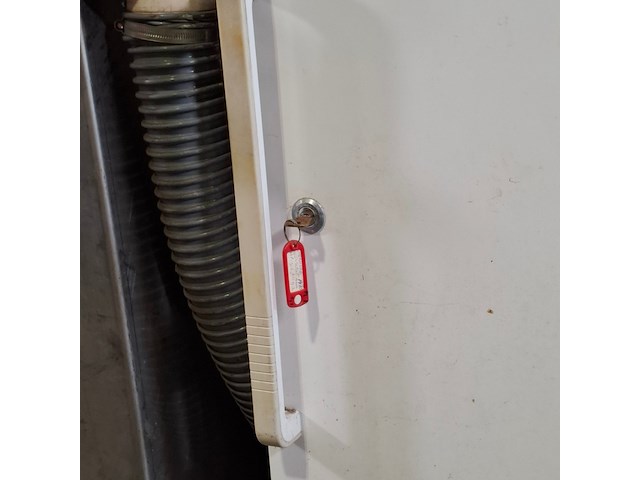 Koelkast en metalen kast met lier, liebherr - afbeelding 2 van  15