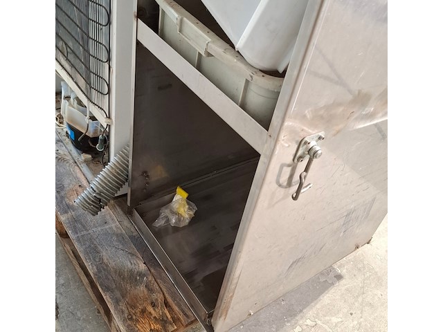 Koelkast en metalen kast met lier, liebherr - afbeelding 7 van  15