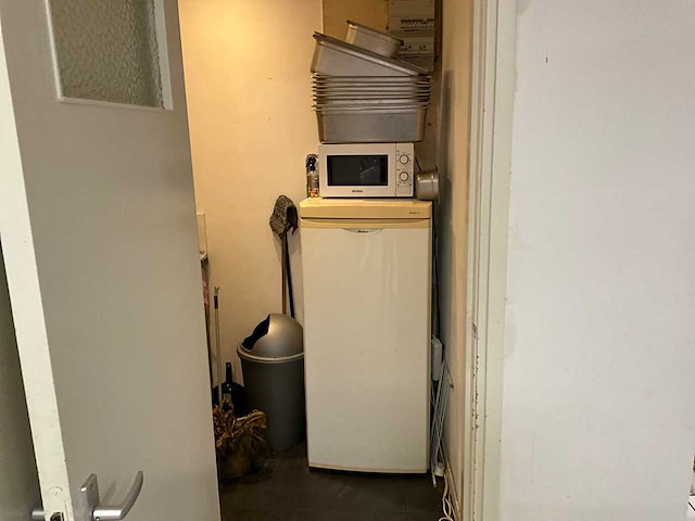 Koelkast, magnetron en diverse keukenbenodigdheden - afbeelding 1 van  5