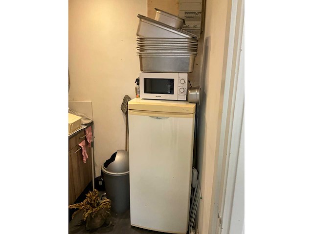 Koelkast, magnetron en diverse keukenbenodigdheden - afbeelding 2 van  5