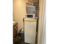 Koelkast, magnetron en diverse keukenbenodigdheden - afbeelding 2 van  5