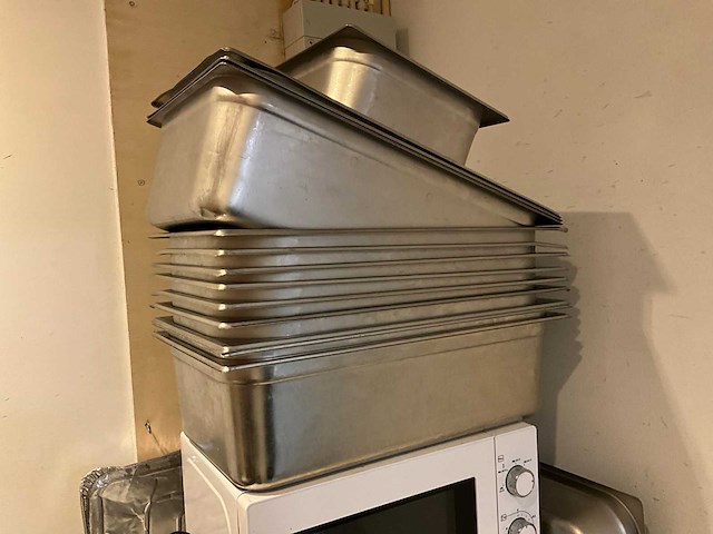 Koelkast, magnetron en diverse keukenbenodigdheden - afbeelding 4 van  5