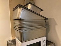 Koelkast, magnetron en diverse keukenbenodigdheden - afbeelding 4 van  5