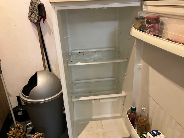 Koelkast, magnetron en diverse keukenbenodigdheden - afbeelding 5 van  5