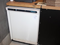 Koelkast met bierbrouwproducten w.o. s-33, be-256, bry-97, glucanase en hop. - afbeelding 1 van  2