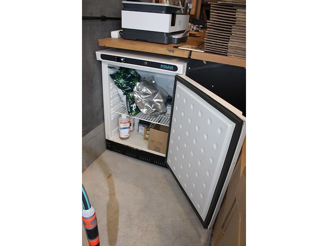 Koelkast met bierbrouwproducten w.o. s-33, be-256, bry-97, glucanase en hop. - afbeelding 2 van  2