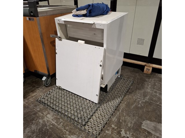 Koelkast, nederlandse vlag en deurmat - afbeelding 1 van  20