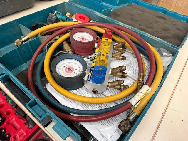 Koeltechniek manometerset met vulslangen en koppelingen in koffer - afbeelding 4 van  4
