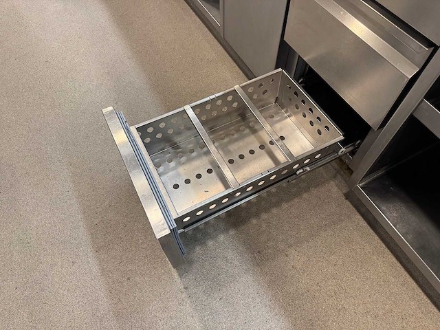 Koelwerkbank en saladettelijn (c) - afbeelding 2 van  18