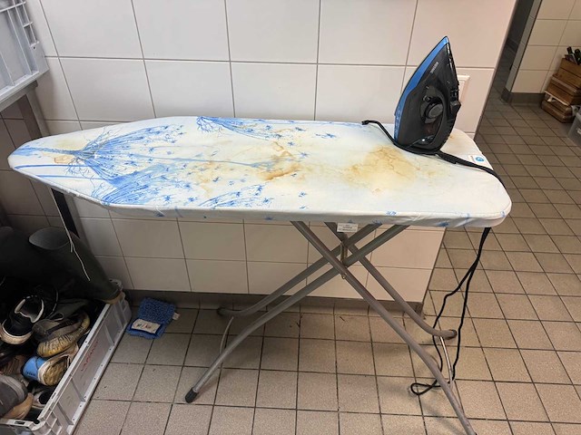 Koenic - strijkijzer met plank - afbeelding 2 van  3