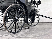 Koets berline klassieke paardenkoets - afbeelding 11 van  34