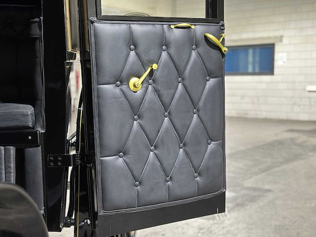 Koets berline klassieke paardenkoets - afbeelding 18 van  34