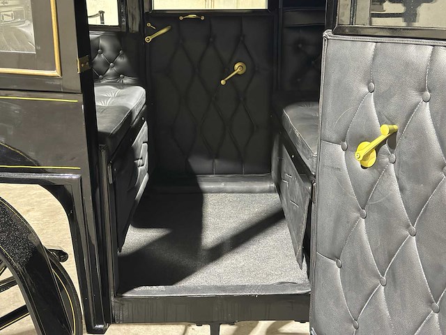 Koets berline klassieke paardenkoets - afbeelding 22 van  34