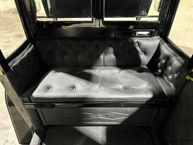 Koets berline klassieke paardenkoets - afbeelding 25 van  34