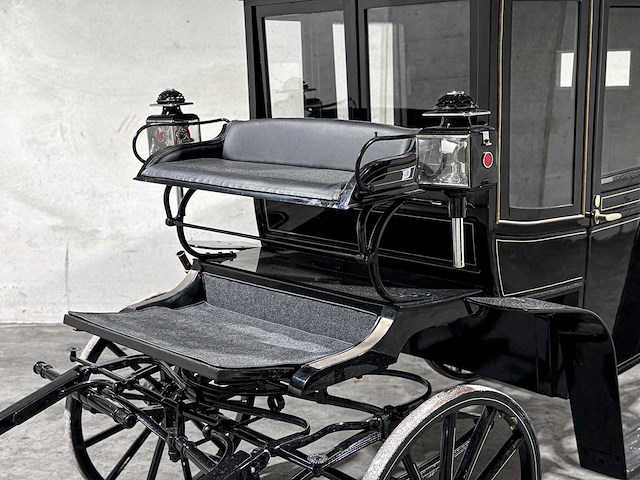 Koets berline klassieke paardenkoets - afbeelding 30 van  34