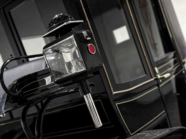 Koets berline klassieke paardenkoets - afbeelding 31 van  34