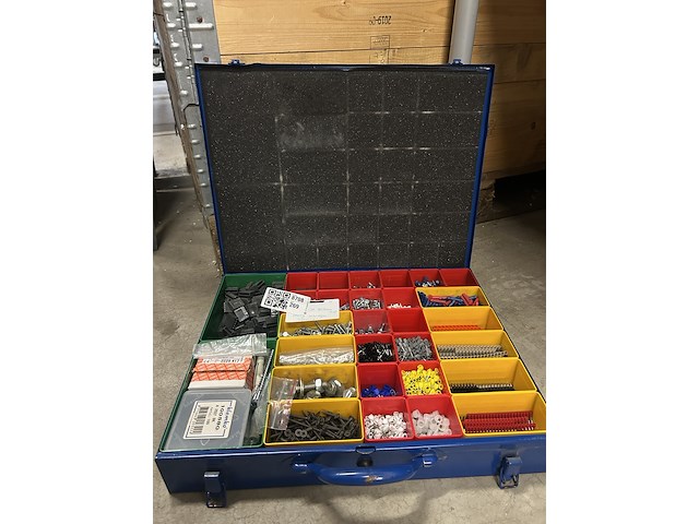 Koffer met diverse schroeven en klemmen - afbeelding 1 van  6