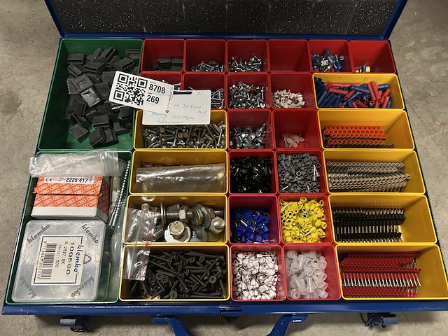 Koffer met diverse schroeven en klemmen - afbeelding 2 van  6