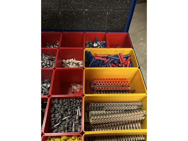 Koffer met diverse schroeven en klemmen - afbeelding 4 van  6