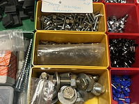 Koffer met diverse schroeven en klemmen - afbeelding 5 van  6