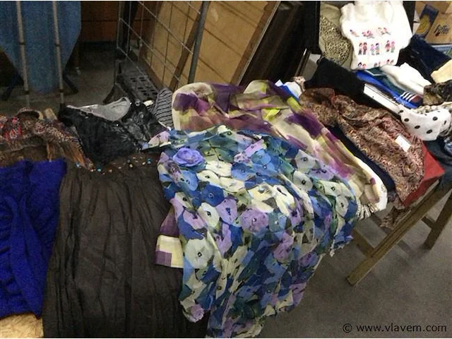 Koffer met inhoud vnl blouses - afbeelding 1 van  5