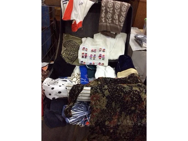 Koffer met inhoud vnl blouses - afbeelding 3 van  5