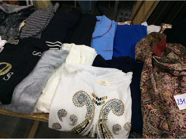 Koffer met inhoud vnl blouses - afbeelding 4 van  5