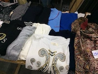 Koffer met inhoud vnl blouses - afbeelding 4 van  5