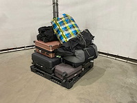 Koffers en weekend tassen met onbekende inhoud - afbeelding 1 van  5